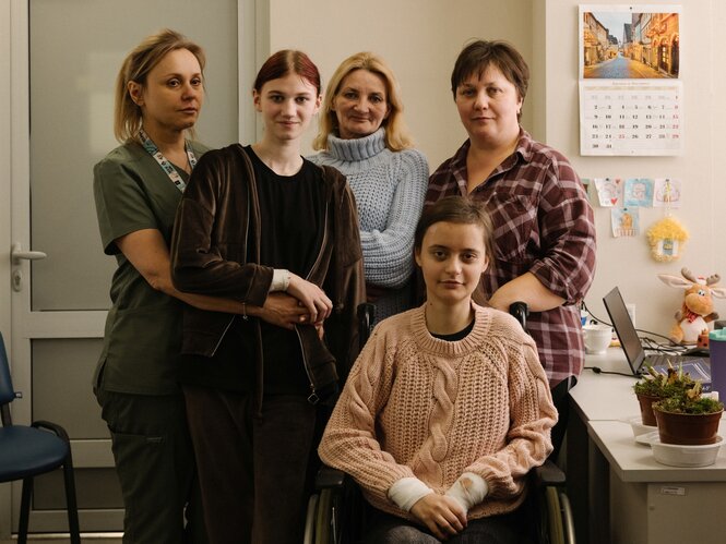 Gruppenporträt von mehrere Personen in einem Krankenhaus.