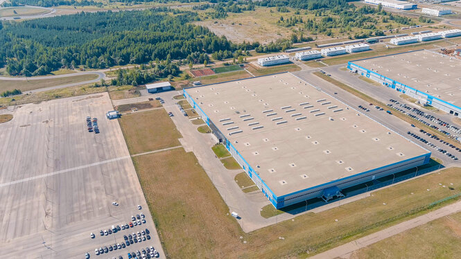 Luftbild einer Fabrikhalle.