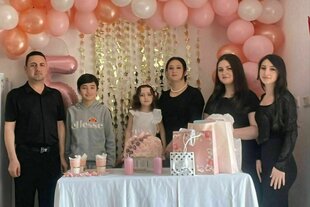 Die jesidische Familie feiert den Geburtstag der kleinen Tochter