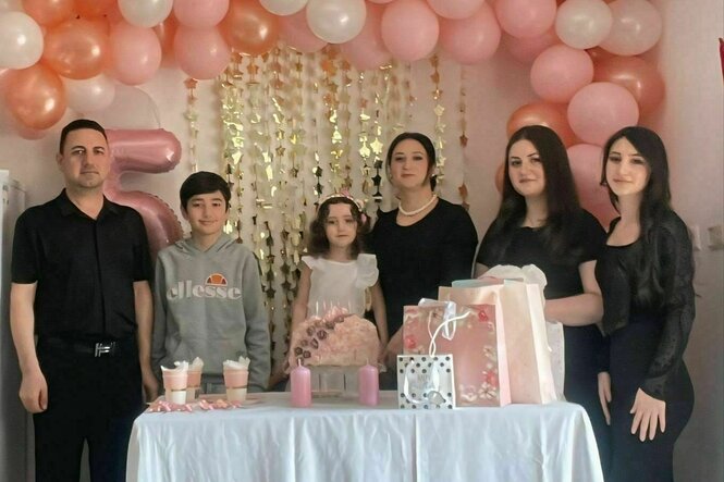 Die jesidische Familie feiert den Geburtstag der kleinen Tochter