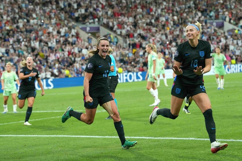 Zwei englische Spielerinnen laufen beim Torjubel auf die Fans zu