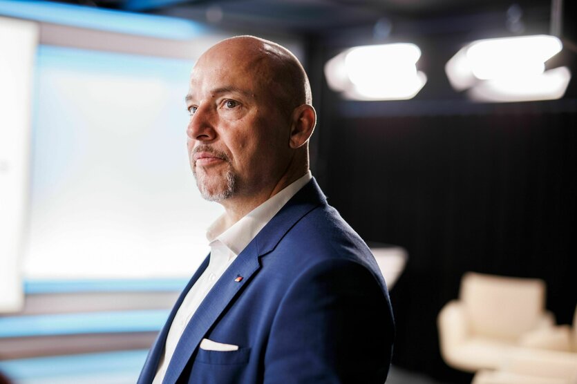 Porträt von Alexander Hoffmann, der Mann trägt einen Anzug, wenig Haare auf dem Kopf und einen akkurat gestutzen Bart an Kinn und Oberlippe
