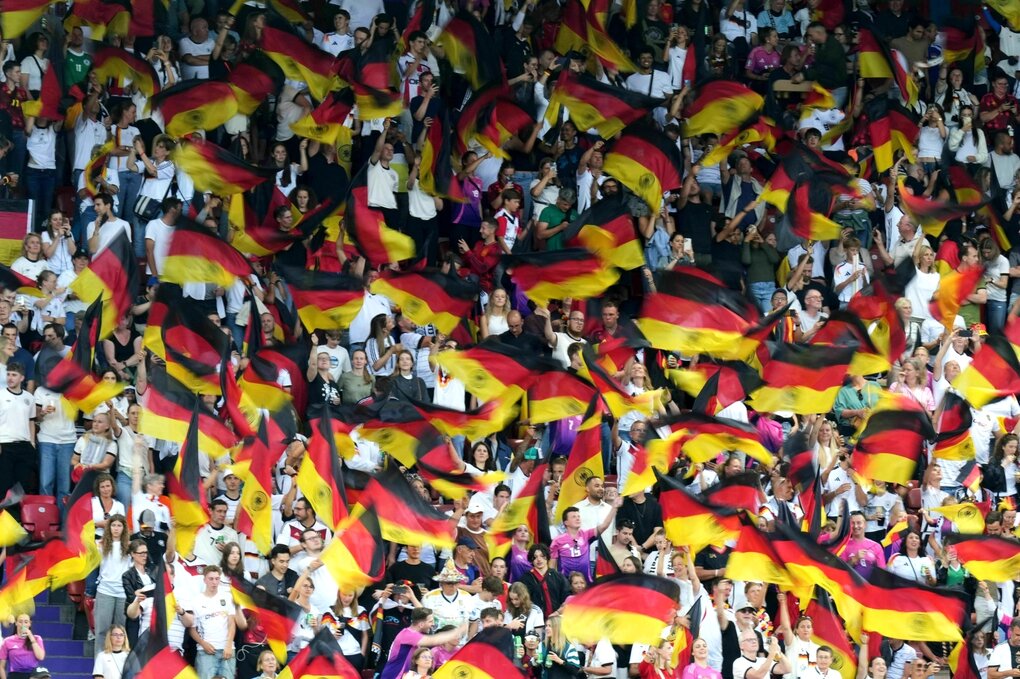 Fanblock im Stadion, voll mit Deutschlandflaggen