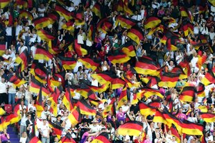 Fanblock im Stadion, voll mit Deutschlandflaggen