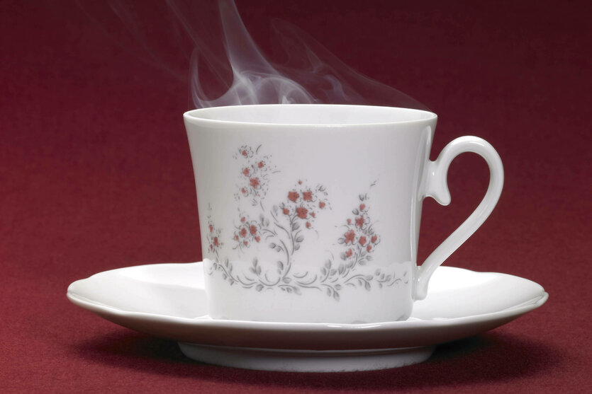 Eine dampfende Kaffeetasse.