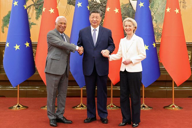 Xi Jinping, Costa und von der Leyen halten bei einem Pressetermin die Hände.