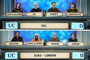 Teilnehmer:innen der Quizshow "University Challange" sitzen an einem Quiztisch