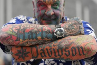 Harley Davidson Days - das Model Frank Backmann zeigt seine tätowirten Unterarme auf denen der Schriftzug Harley Davidson steht - auch sein Gesicht ist tätowiert