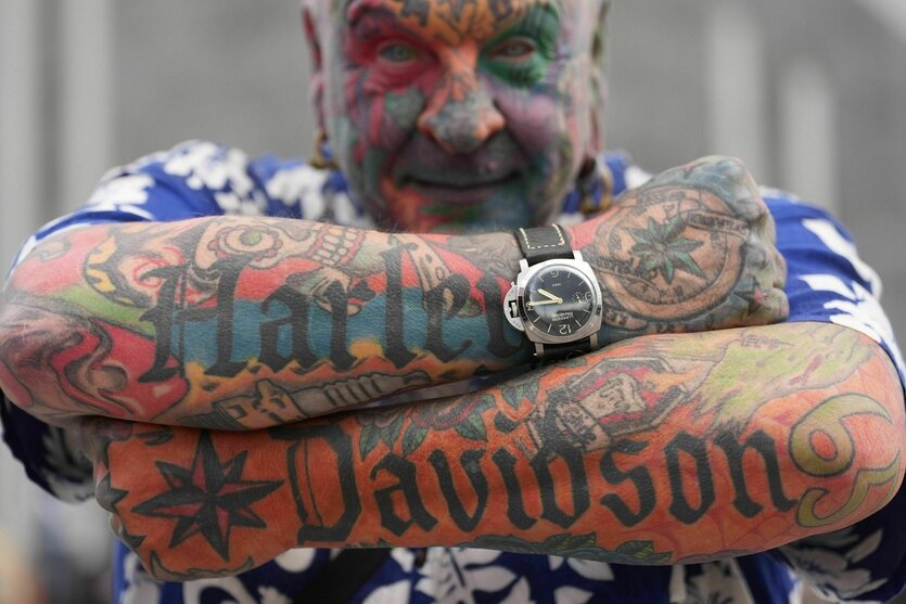 Harley Davidson Days - das Model Frank Backmann zeigt seine tätowirten Unterarme auf denen der Schriftzug Harley Davidson steht - auch sein Gesicht ist tätowiert