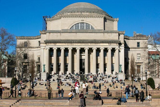 Studierende auf dem Treppen der Low Memorial Library auf dem Campus der Columbia University in New York