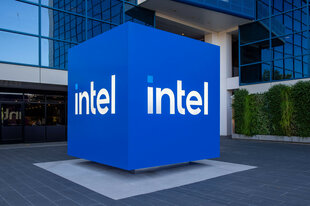 Großer Würfel mit Schriftzug "intel"