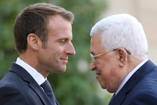 Emmanuel Macron begrüßt Palästinenserpräsident Mahmud Abbas vor ihrem Treffen im Elysee-Palast im Jahr 2018