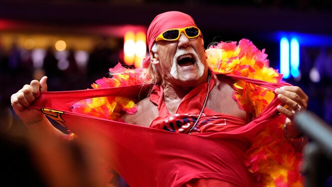 Hulk Hogan zerreist sein Hemd