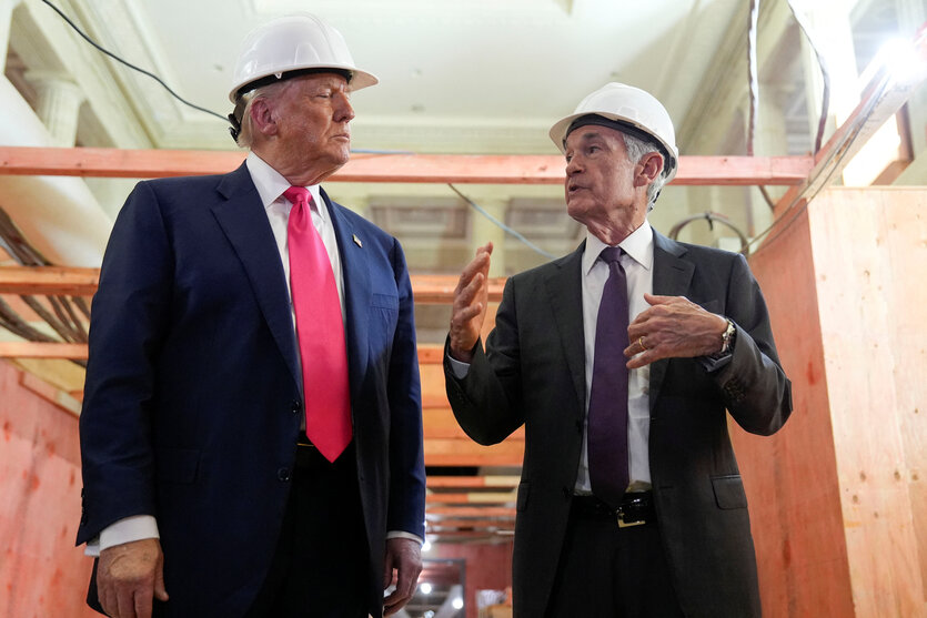 trump und Powell mit Bauarbeiterhelmen