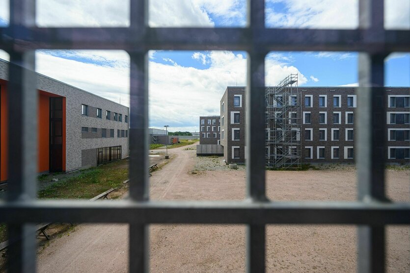 Blick aus einer Gefängniszelle auf einen Gefängnis-Neubau