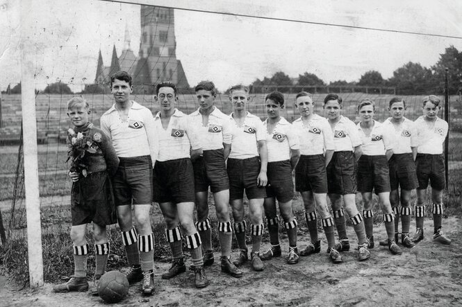 Hans Wächter, dritter von links, in der Jugendmannschaft des Hamburger SV in den 1920er Jahren