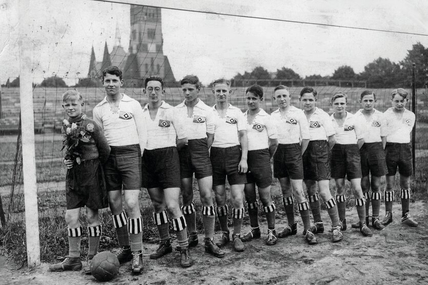 Hans Wächter, dritter von links, in der Jugendmannschaft des Hamburger SV in den 1920er Jahren