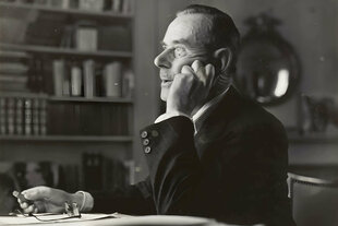 Thomas Mann sitzt am Schreibtisch
