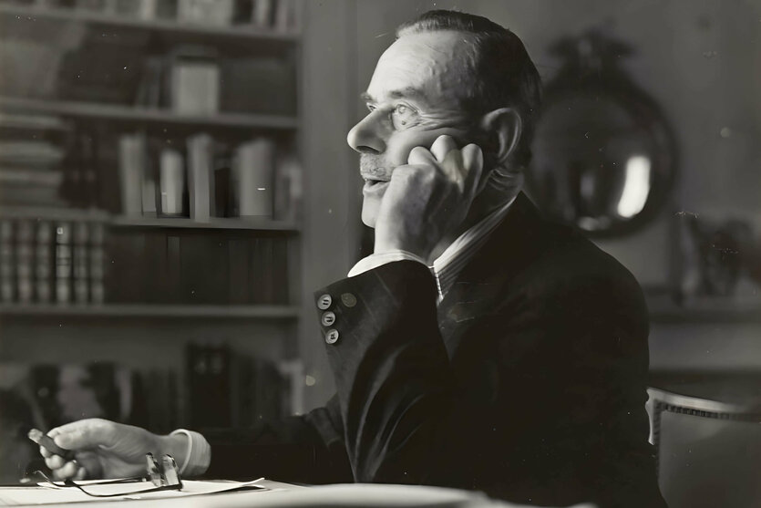 Thomas Mann sitzt am Schreibtisch