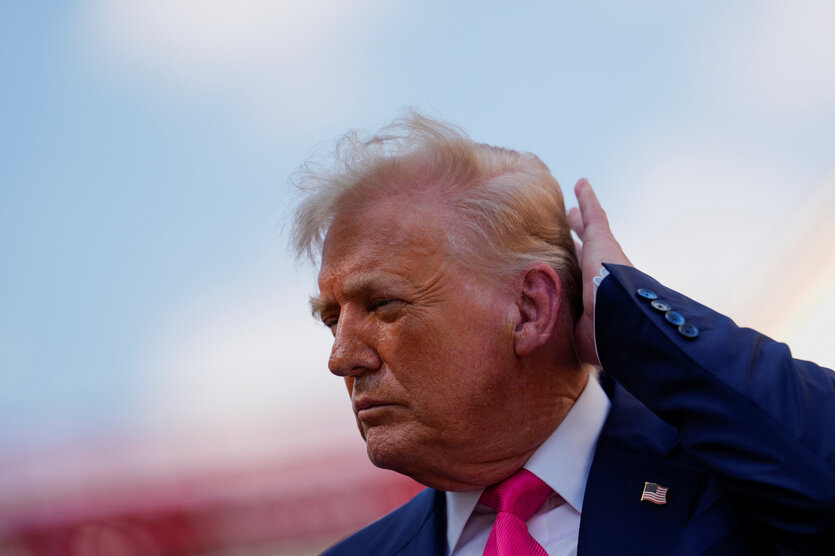 US Präsident fasst sich an seinen Hinterkopf