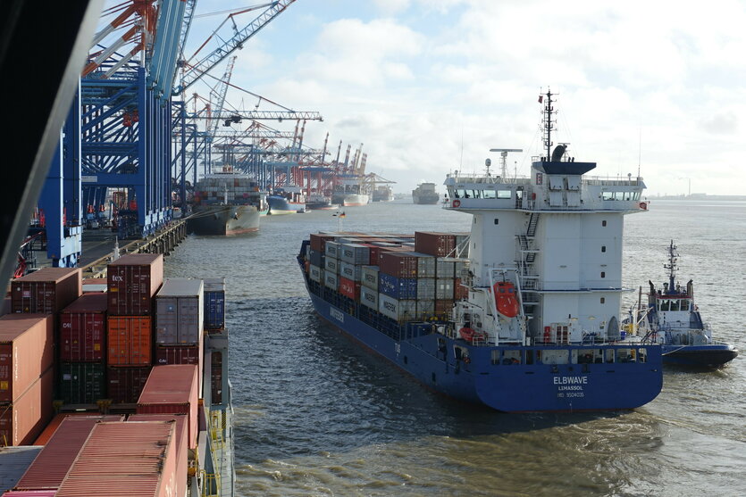 Das Containerschiff "Elbwave" legt an der Stromkaje in Bremerhaven an.