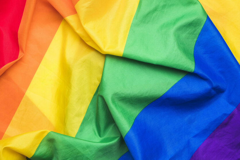 Eine Regenbogenflagge wirft Falten