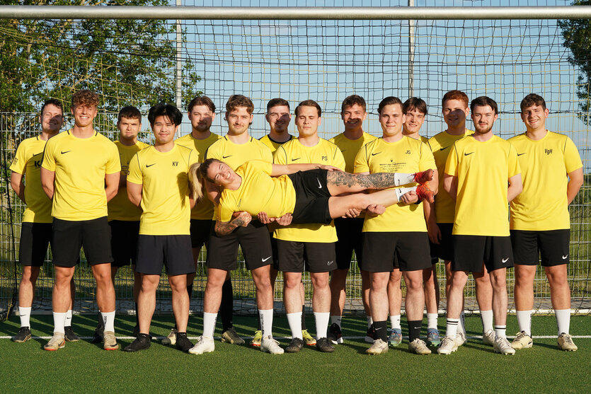 Mannschaftsfoto des SV Geinsheim, bei dem die Spieler Julia Losert auf ihren Händen tragen