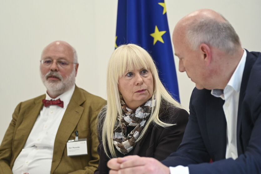 Iris Spranger (SPD, M), Berliner Senatorin für Inneres und Sport, spricht bei einem Pressetermin mit Kai Wegner (CDU, r), Regierender Bürgermeister von Berlin, und Engelhard Mazanke (l), Direktor des Landesamts für Einwanderung (LEA), zum Thema Einbürgerungen in Berlin in einem Standort des Landesamtes für Einwanderung (LEA)