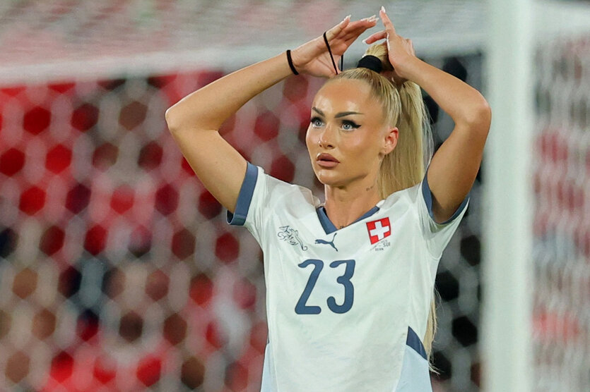 Alisha KLehmann enttäuscht nach einem Schuss neben das Tor