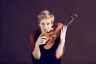 Porträtbilder der Violinistin Isabelle Faust. Die Musikerin ist von oben aufgenommen und schaut in die Kamera, sie hält eine Violine in den Händen.