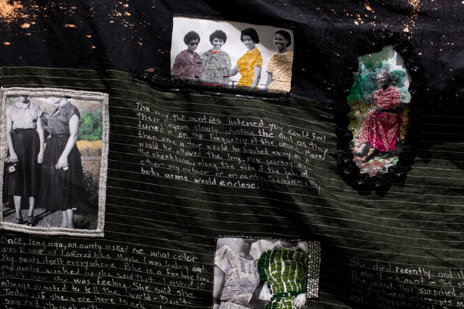 Auf einem Quilt sind Familienfotos aus Stoff aufgenäht. Die Kleider der Frauen auf dem Bild sind teilweise mit buntem Faden bestickt. Unter den Bilder ist Text zu lesen, der mit den Worten "The we way the aunties listened to you..." beginnt.