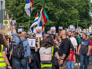 Demonstrantinnen mit Flaggen in den Farben der Drusen vor dem Auswärtigen Amt in Berlin