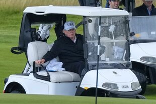 Donald Trump in einem Golfmobil