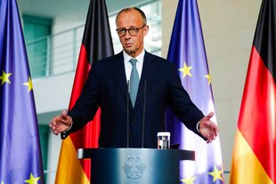 Merz am Rednerpult