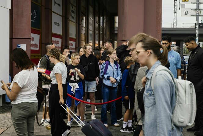 Warteschlange vor dem Alexa bei der Eröffnung des ersten Labubu-Stores im Alexa-Einkaufszentrum in Berlin
