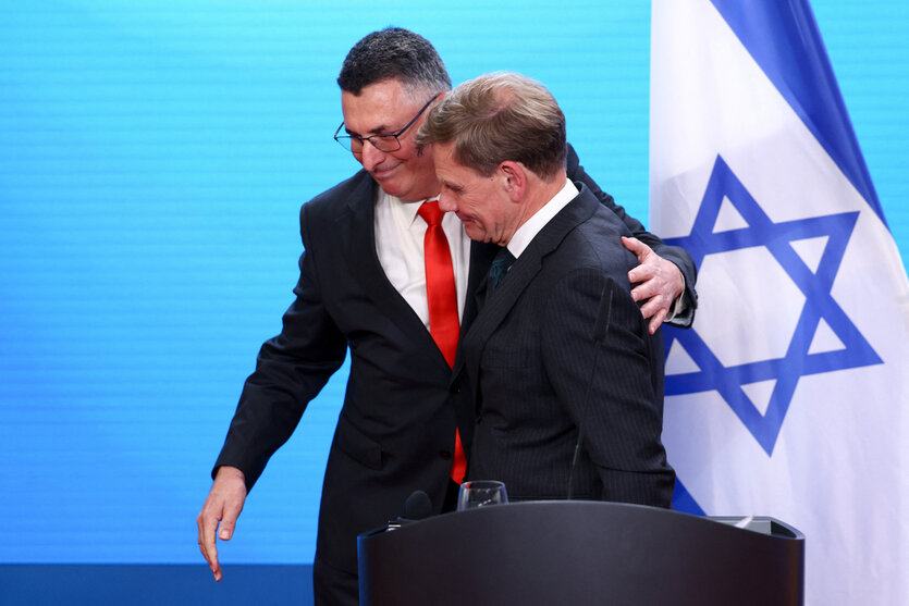Gideon Sa’ar und Amtskollege Johann Wadephul vor einer israelischen Flagge