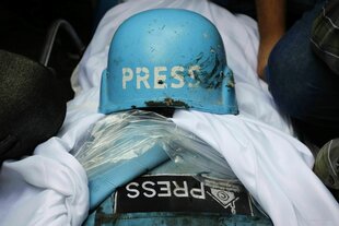Ein blauer Helm mit dem Schriftzug Presse auf einer Presseweste im Gazastreifen