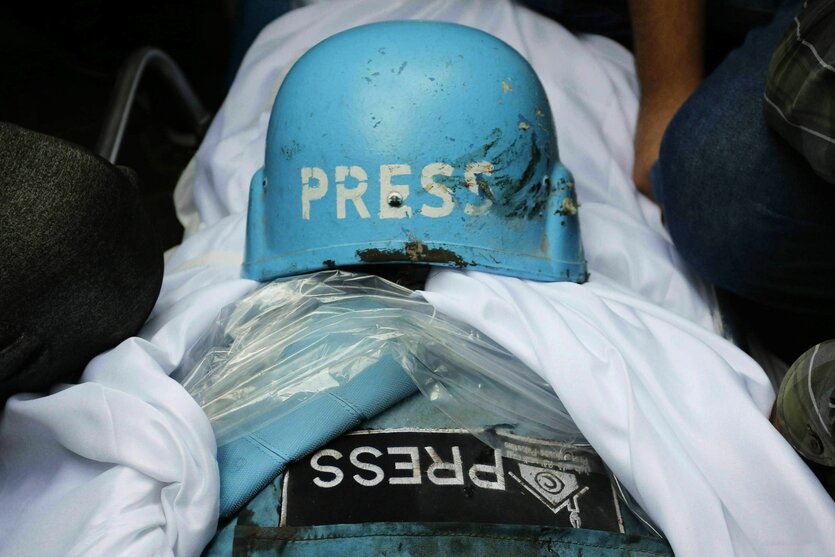 Ein blauer Helm mit dem Schriftzug Presse auf einer Presseweste im Gazastreifen
