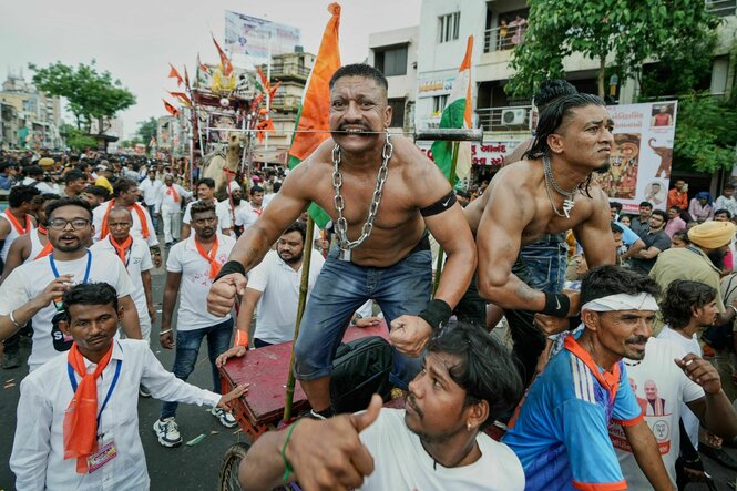 Bodybuilder in Indien präsentieren sich auf einer Prozession