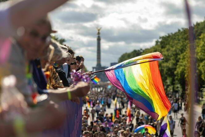 Eine Regenbogenflagge auf dem CSD in Berlin