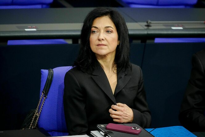 Katherina Reiche (CDU), Bundesministerin für Wirtschaft und Energie, nimmt an einer Sitzung des Bundestags teil