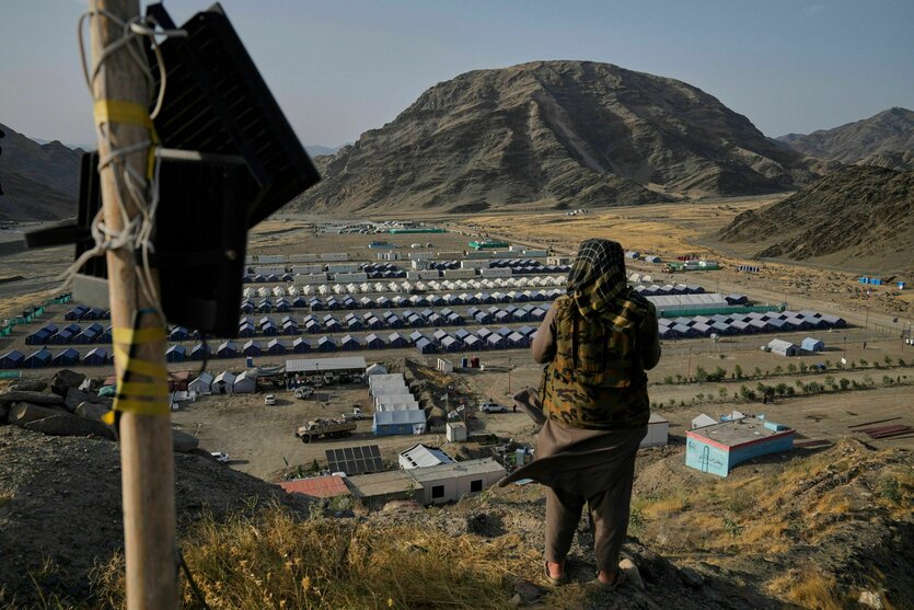 Ein Taliban-Kämpfer bewacht ein Lager von afghanischen Flüchtlingen, die Pakistan in den letzten Monaten verlassen mussten