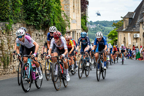 Radfahrerinnen bei der Tour de France Femme bei einer Steigung