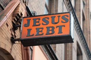 Ein Schild mit der Aufschrift "Jesus lebt" hängt am Gebäude der Heilsarmee Hamburg