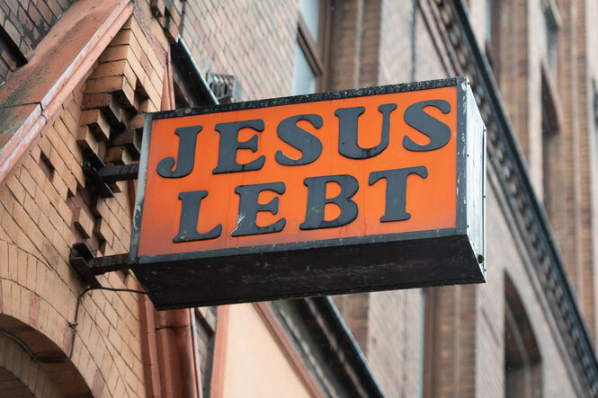 Ein Schild mit der Aufschrift "Jesus lebt" hängt am Gebäude der Heilsarmee Hamburg