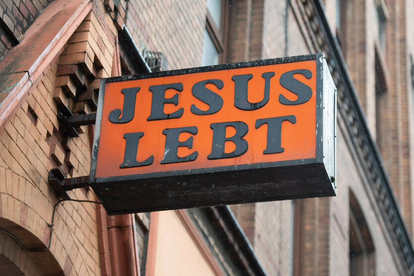 Ein Schild mit der Aufschrift "Jesus lebt" hängt am Gebäude der Heilsarmee Hamburg