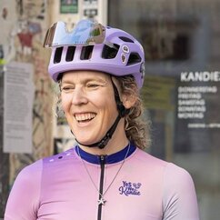 Kathi Sigmund in Radlertrikot und mit Fahrradhelm