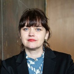 Dunkelhaarige Frau mit Ponyfrisur