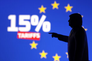 Eine 3D-Figur von Donald Trump zeigt auf eine EU-Flagge und die Worte "15% tariffs", also 15% Zölle.