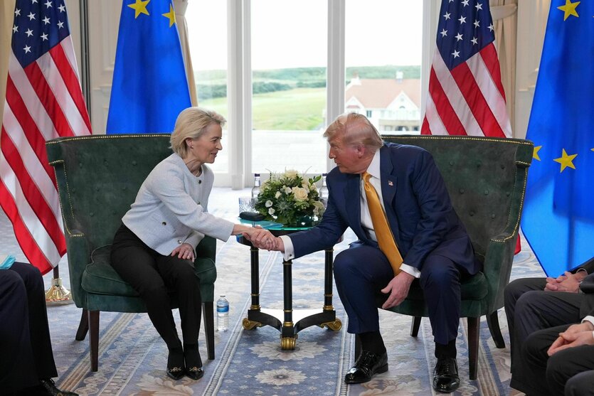 Von der Leyen und Trump geben sich die Hände.